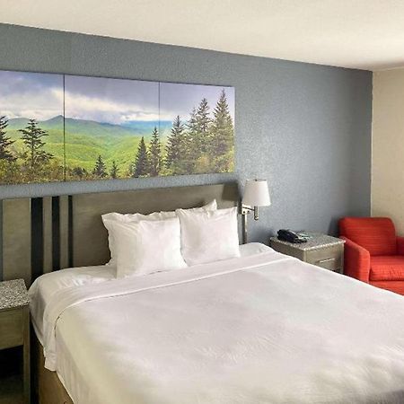 Clarion Pointe - Greensboro Coliseum Area Bagian luar foto