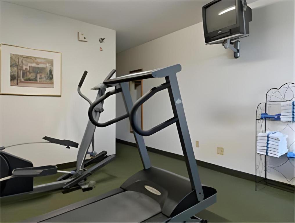 Clarion Pointe - Greensboro Coliseum Area Bagian luar foto