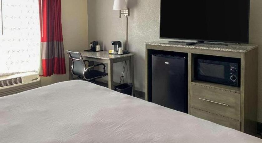 Clarion Pointe - Greensboro Coliseum Area Bagian luar foto