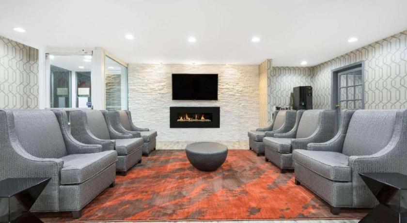 Clarion Pointe - Greensboro Coliseum Area Bagian luar foto