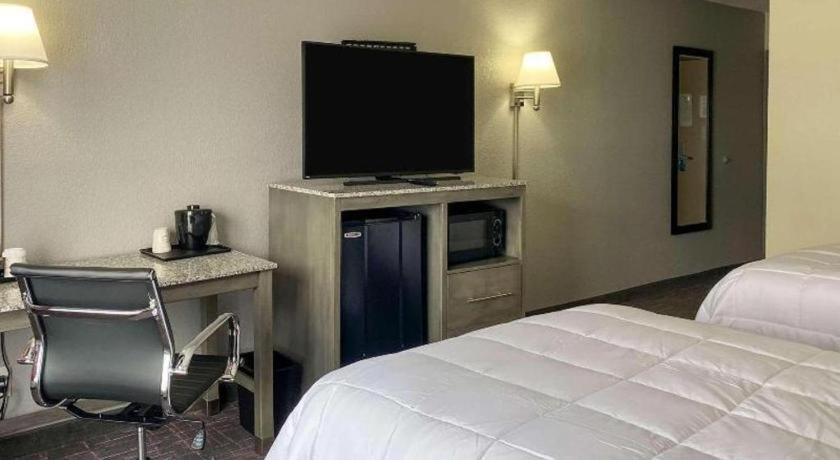 Clarion Pointe - Greensboro Coliseum Area Bagian luar foto