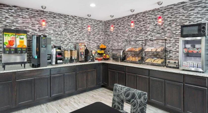 Clarion Pointe - Greensboro Coliseum Area Bagian luar foto